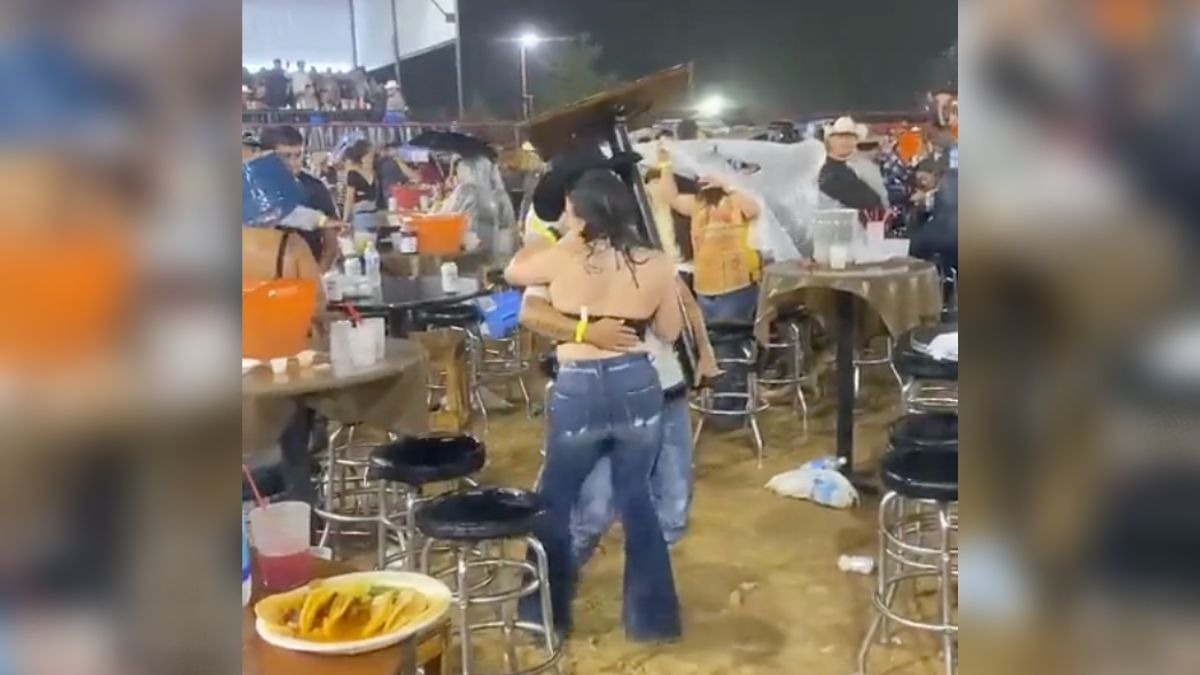 Bailan con lluvia tapándose con una mesa