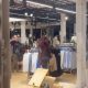 Mujer destroza tienda Bershka en Burgos