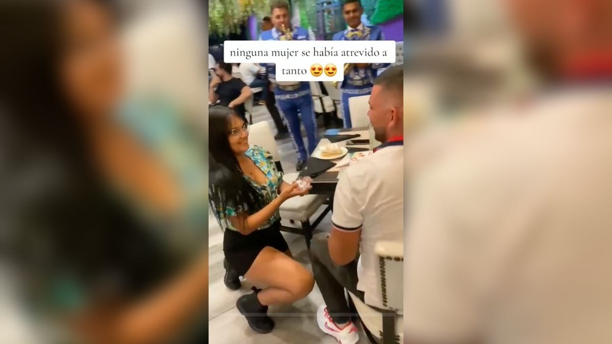 Una joven propone matrimonio a su novio