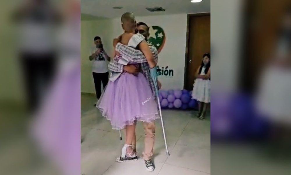 Joven celebra XV años y su batalla contra el cáncer