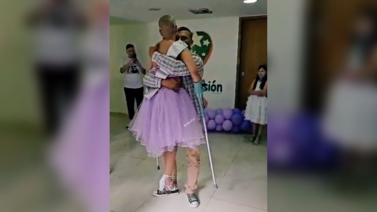 Joven celebra XV años y su batalla contra el cáncer