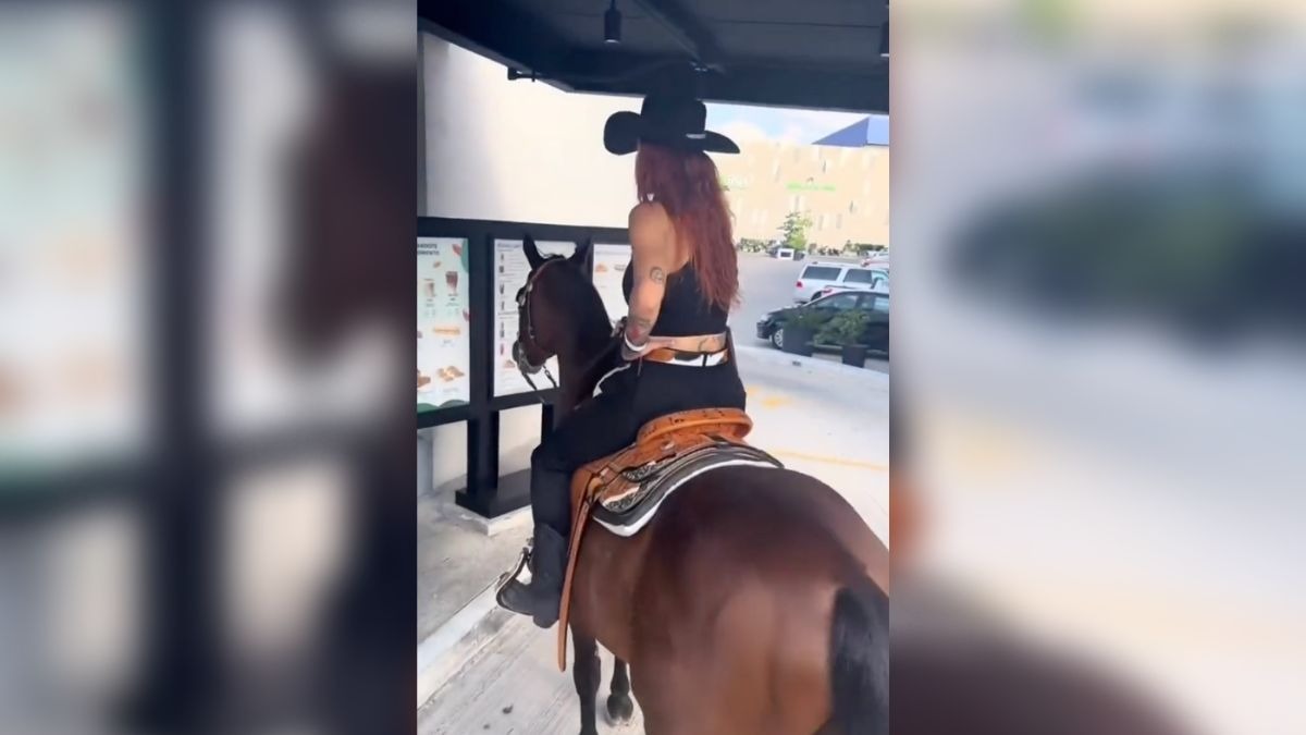 Mujer pide Starbucks montada a caballo