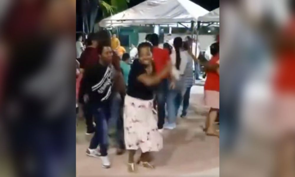 Mujer bailaba y se desplomó por infarto fulminante
