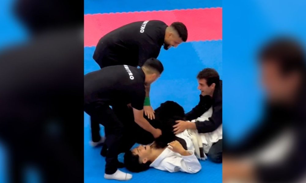 Perrito defiende a su amo en torneo de artes marciales