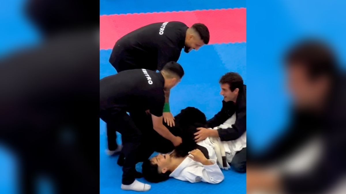 Perrito defiende a su amo en torneo de artes marciales