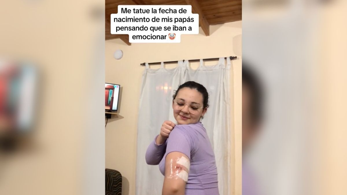 Joven se tatúa fecha de nacimiento de sus papás y no les gusta