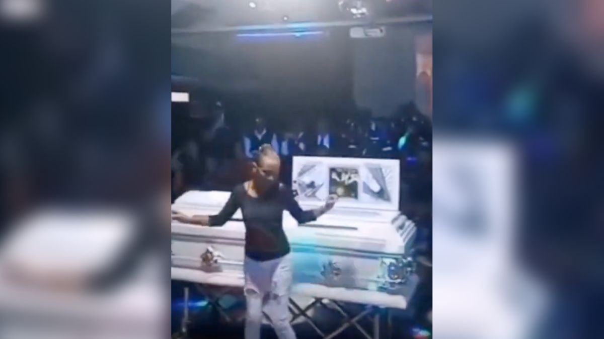 Velan cuerpo en discoteca y bailan a un lado del ataúd