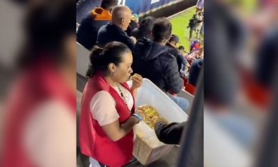 Vendedora se come sus palomitas en el estadio
