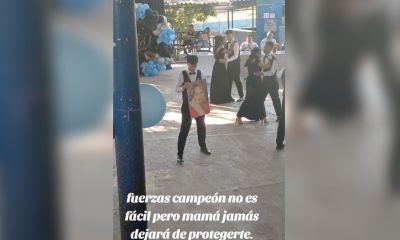 Joven baila su vals de graduación con la foto de su mamá fallecida