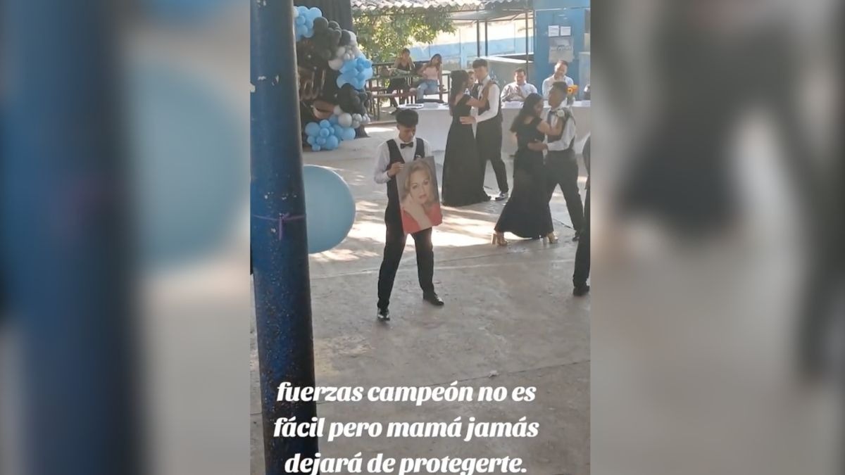 Joven baila su vals de graduación con la foto de su mamá fallecida