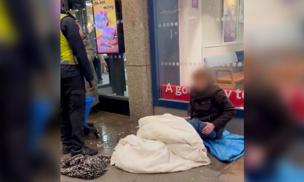 Guardia moja a vagabundo que dormía afuera de McDonalds