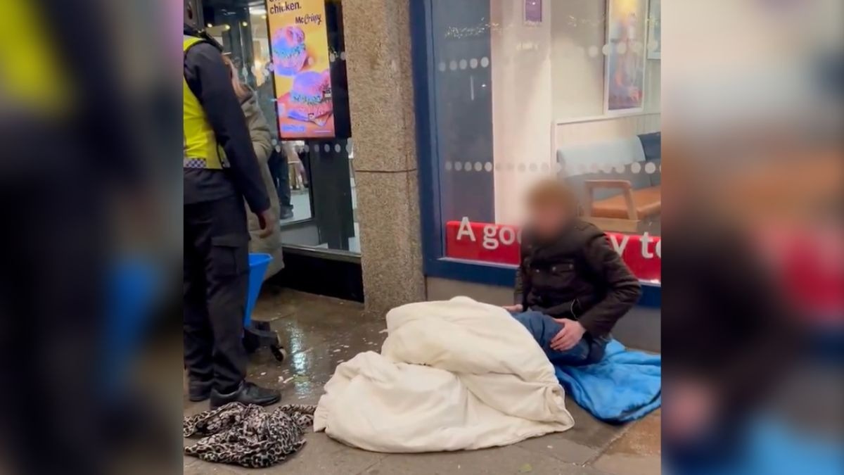 Guardia moja a vagabundo que dormía afuera de McDonalds