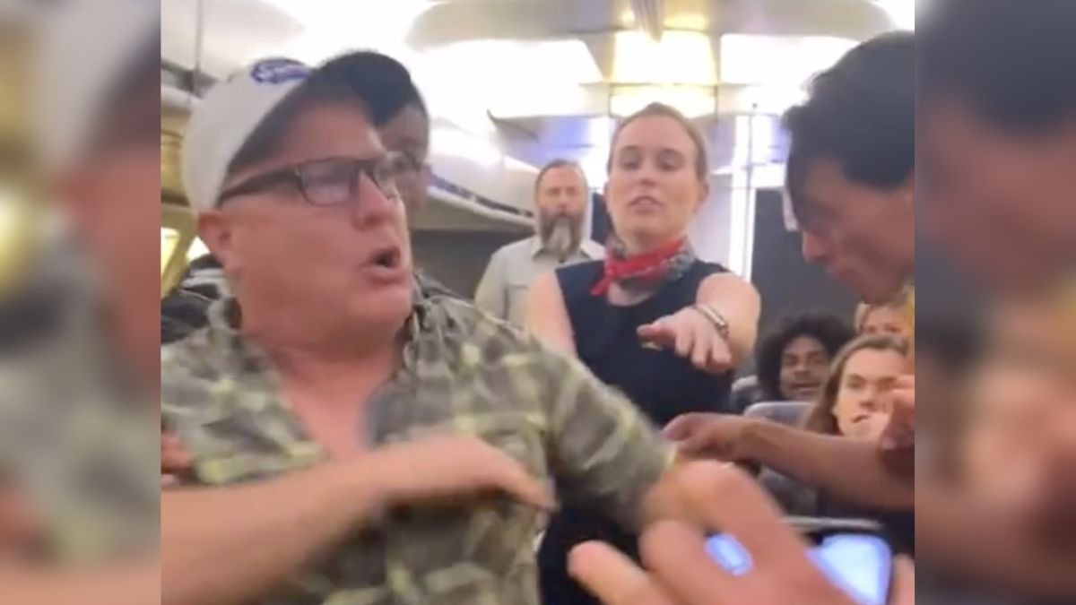 Hombre con alzheimer sufre crisis en avión