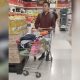 Joven olvida a su novio ciego en el supermercado