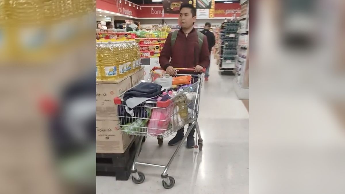 Joven olvida a su novio ciego en el supermercado