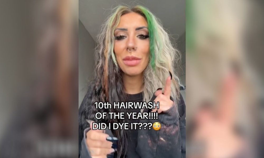 Mujer lava su pelo 10 veces al año