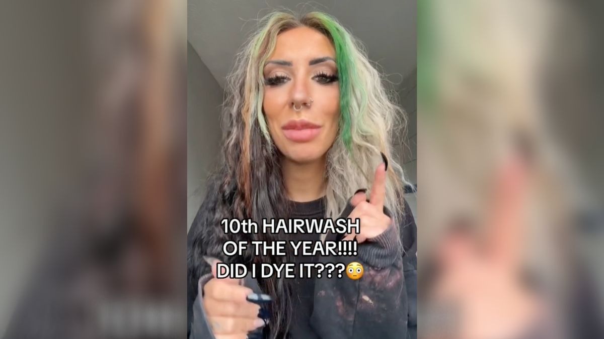 Mujer lava su pelo 10 veces al año