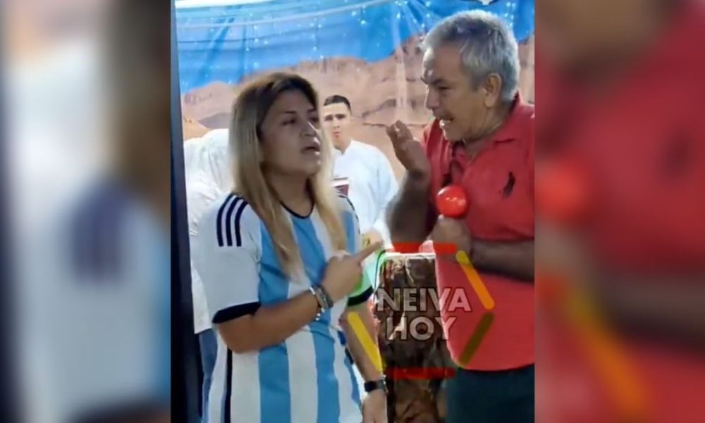 Mujer entra a templo a reclamar porque no la dejan dormir