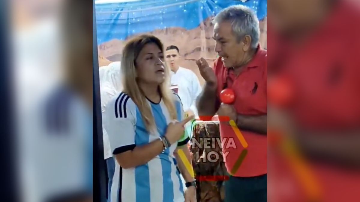 Mujer entra a templo a reclamar porque no la dejan dormir