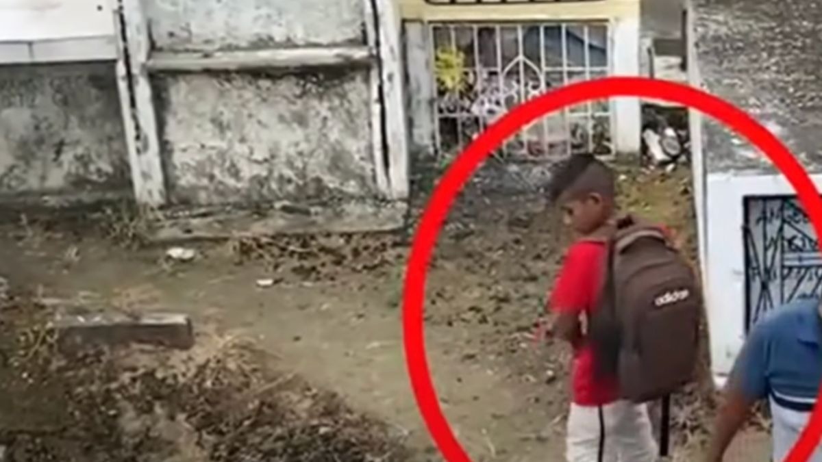 Niño le lleva flores y sus calificaciones a la tumba de su mamá