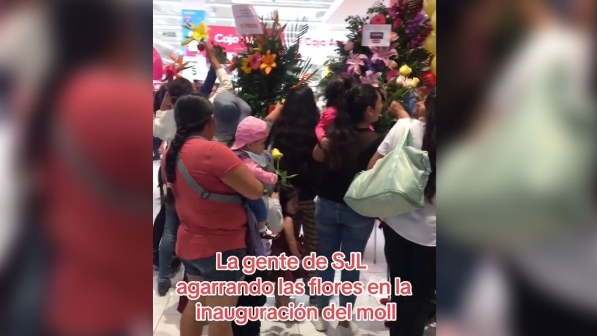 Señoras destruyen arreglos en inauguración de tienda