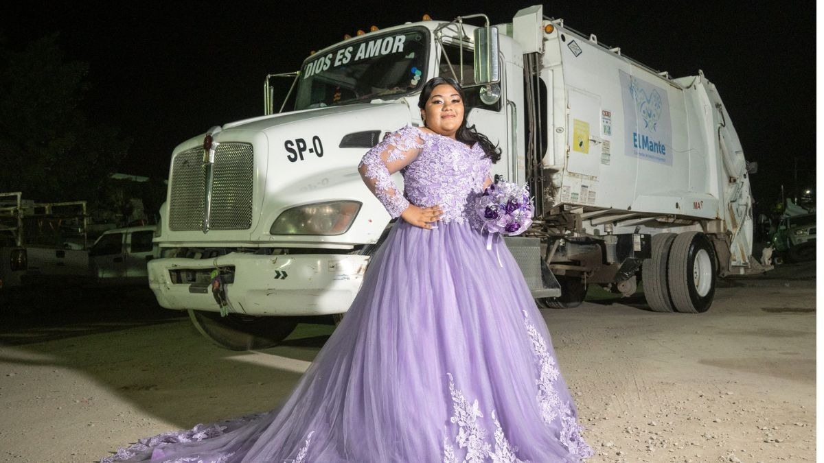 Yukari hace sesión de fotos frente a camión de basura de su papá