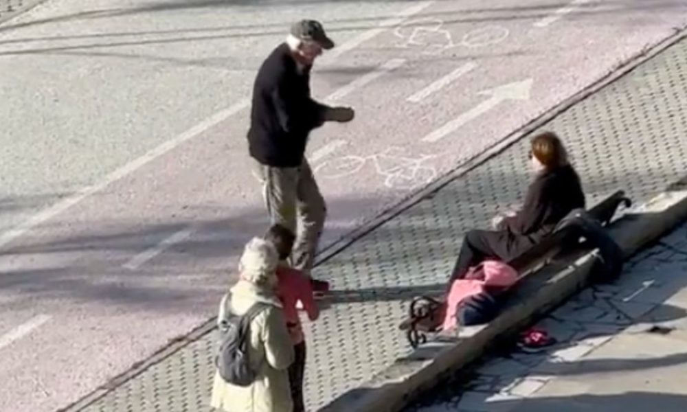 Hombre le lleva a su esposa agua de mar porque no puede caminar