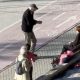 Hombre le lleva a su esposa agua de mar porque no puede caminar