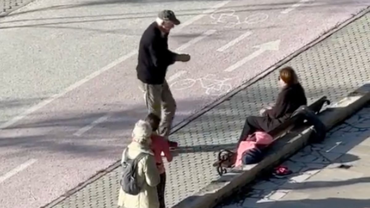 Hombre le lleva a su esposa agua de mar porque no puede caminar