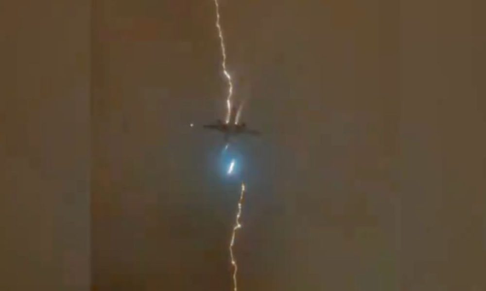 El sorprendente momento en que un rayo golpea a un avión