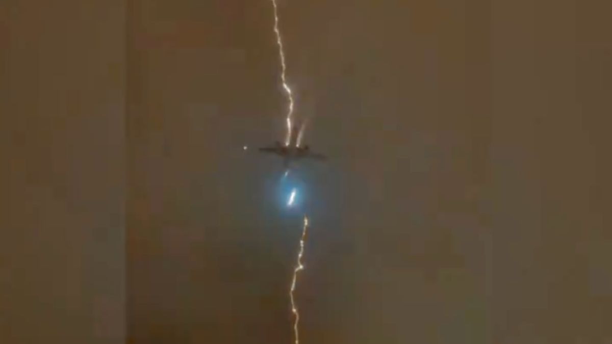 El sorprendente momento en que un rayo golpea a un avión